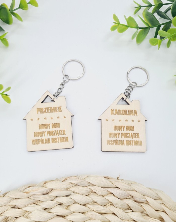 Brelok w kształcie domku, drewniany brelok personalizowany