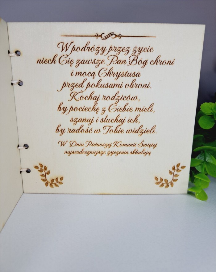 Pamiątka komunijna personalizowana, drewniana kartka na Komunię