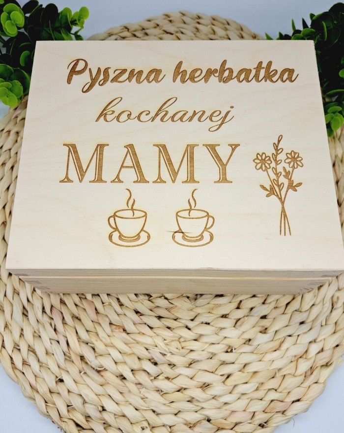 Drewniana skrzynka z herbatką