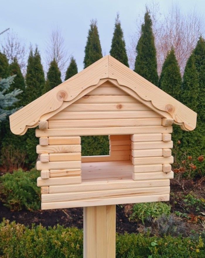 Drewniany karmnik dla ptaków.
