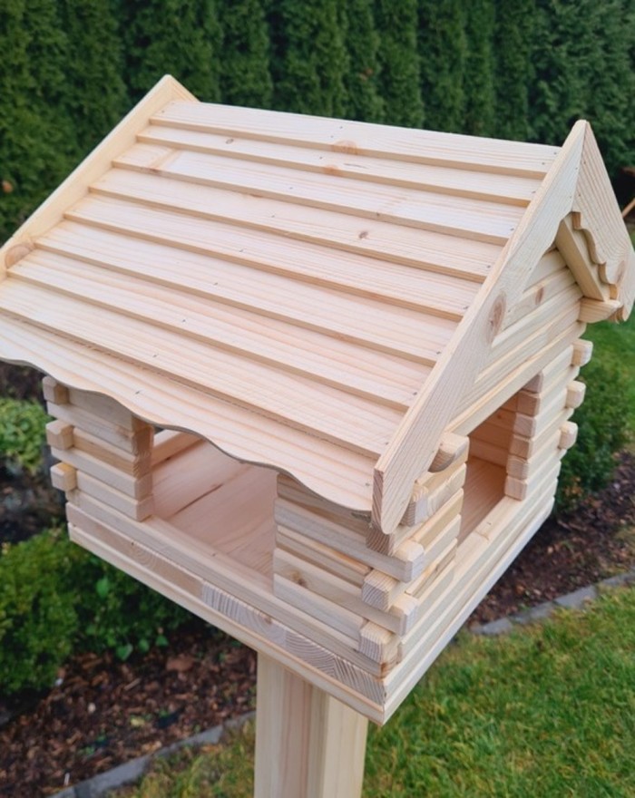 Drewniany karmnik dla ptaków.