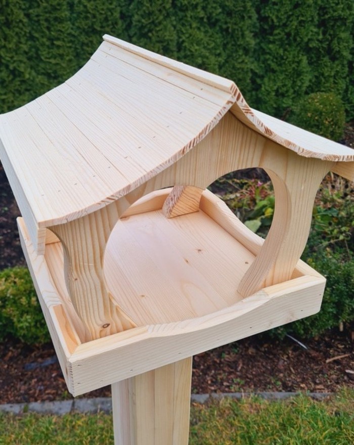 Drewniany karmnik dla ptaków