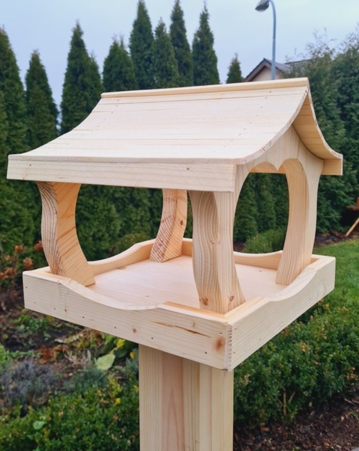 Drewniany karmnik dla ptaków