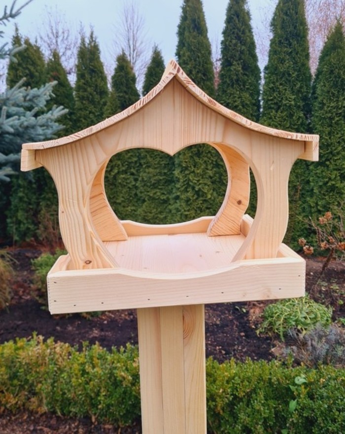 Drewniany karmnik dla ptaków