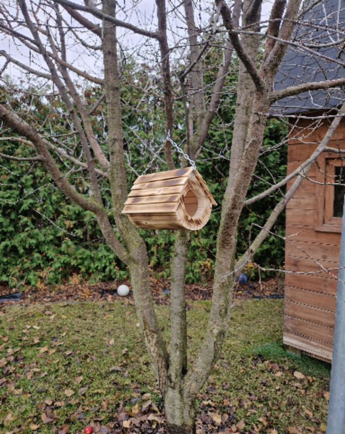 Drewniany karmnik dla ptaków opalany – ręcznie robiony, solidny, do ogrodu i na balkon, z łańcuchem – naturalne drewno