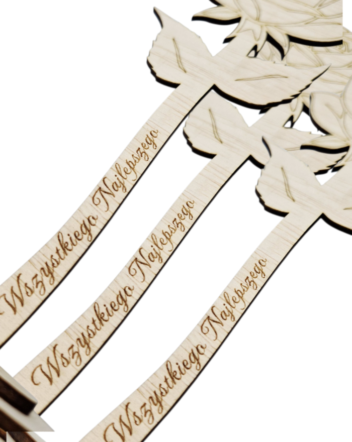 Drewniana róża na podstawce z grawerem – prezent na Dzień Kobiet | kwiat ze sklejki